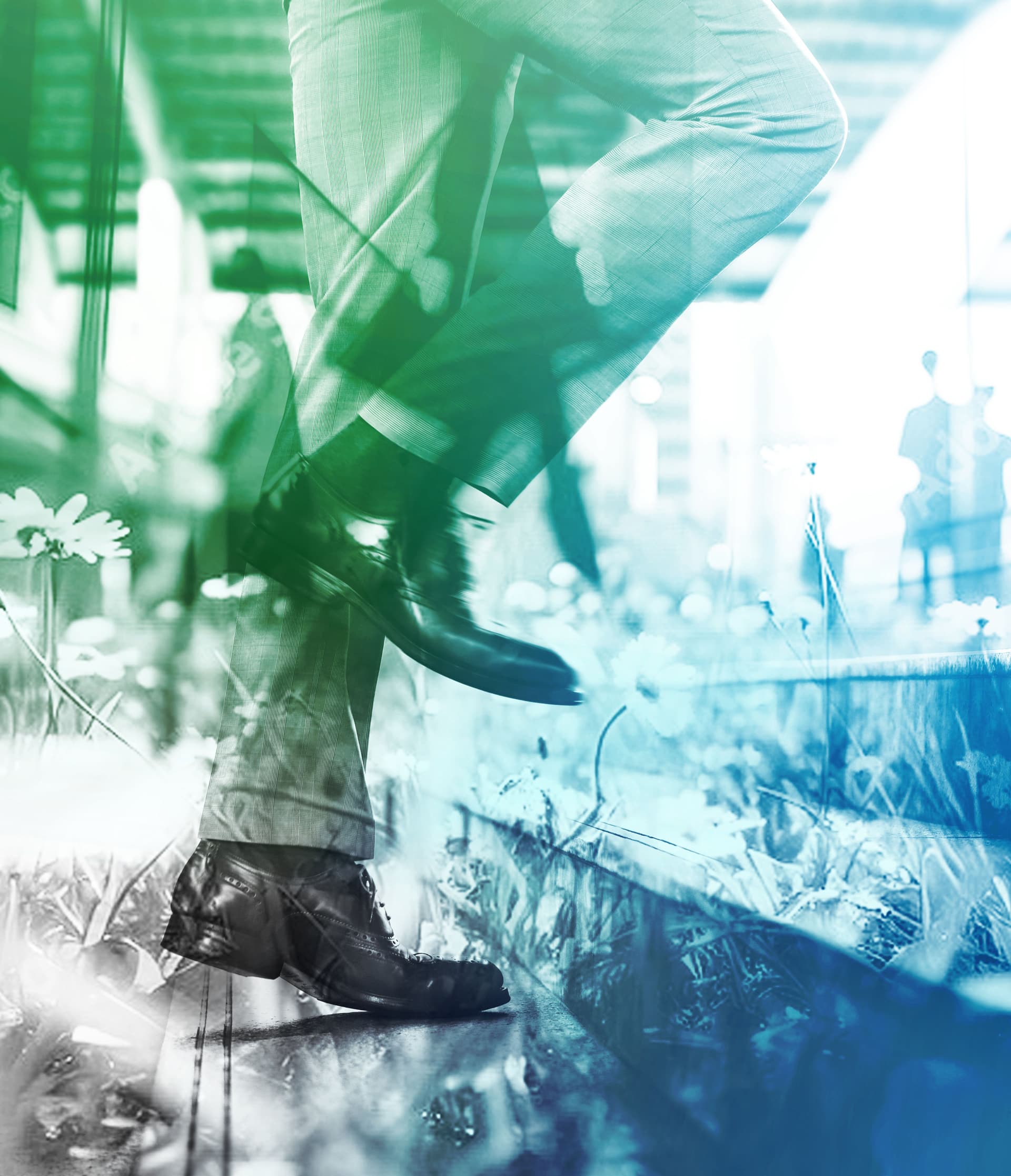 Geschäftsmann geht auf Gehweg mit urbanem Hintergrund und Blumen im Vordergrund, symbolisiert nachhaltige Entwicklung.