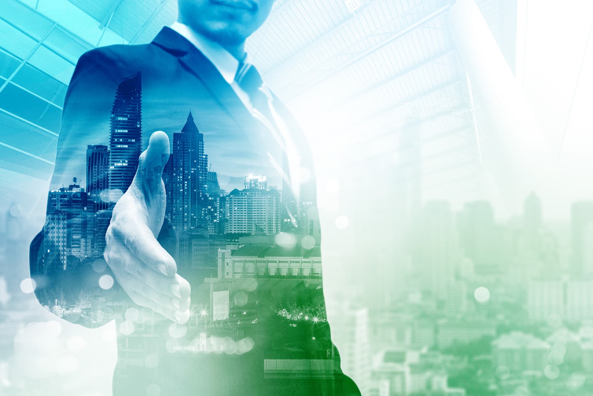 Geschäftsmann im Anzug mit ausgestreckter Hand, überlagert von einem Stadtbild mit Hochhäusern, symbolisiert nachhaltige Investitionen.