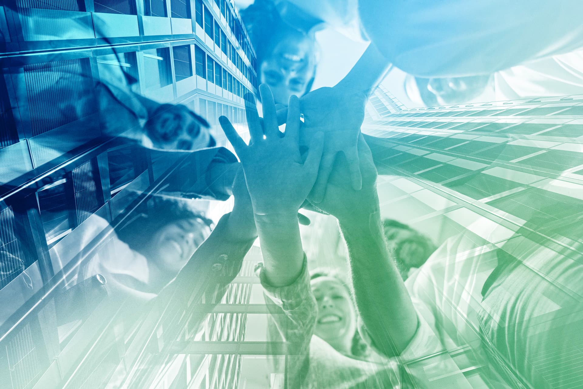 Mehrere Menschen strecken ihre Hände im Kreis aus, symbolisieren Teamwork und Kooperation.