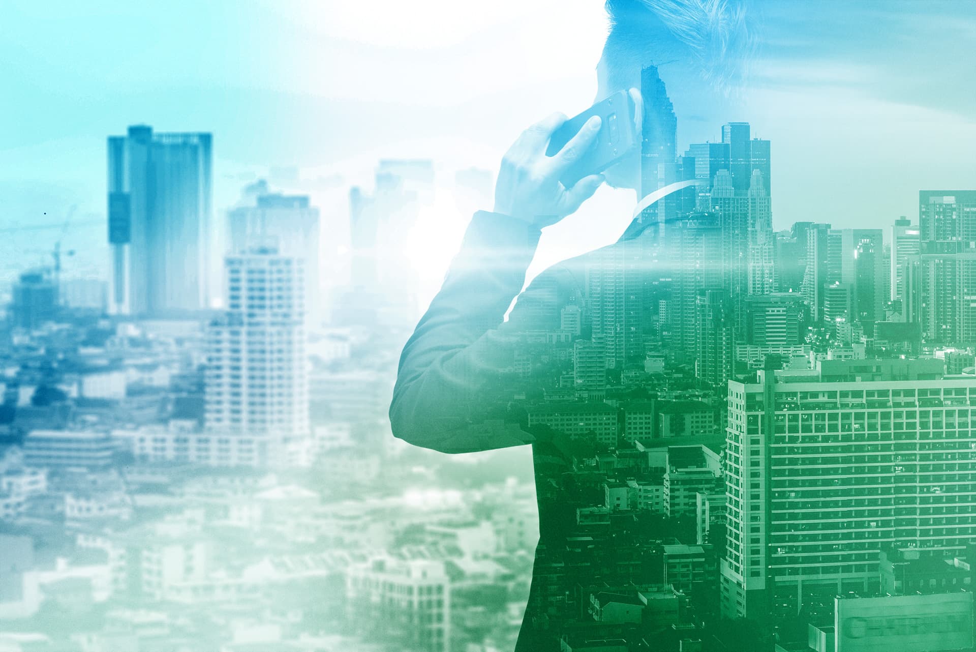 Geschäftsmann telefoniert vor urbaner Skyline; symbolisiert moderne, nachhaltige Stadtentwicklung.