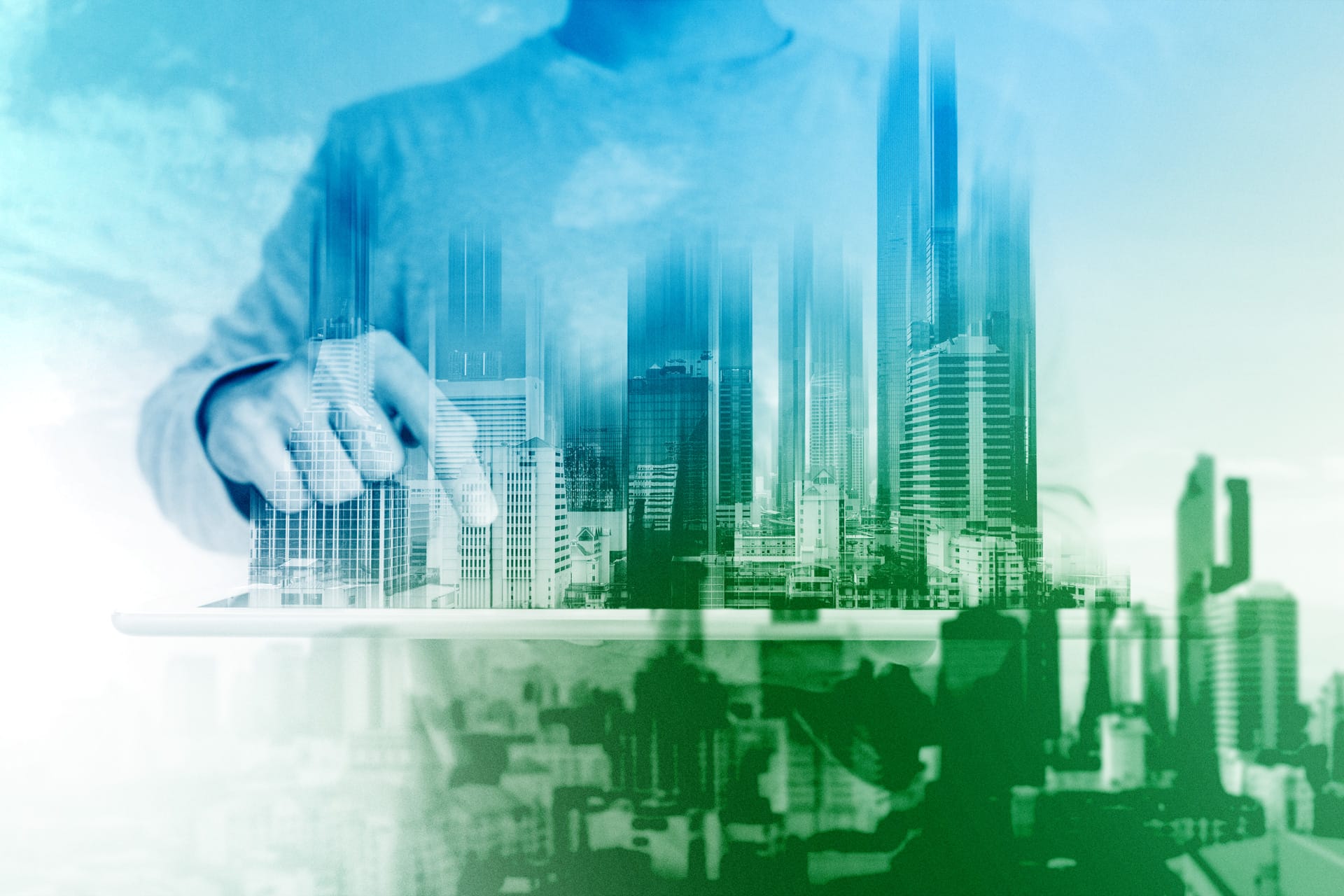 Mensch interagiert mit digitaler Stadtansicht, nachhaltige Immobilienentwicklung im Fokus.